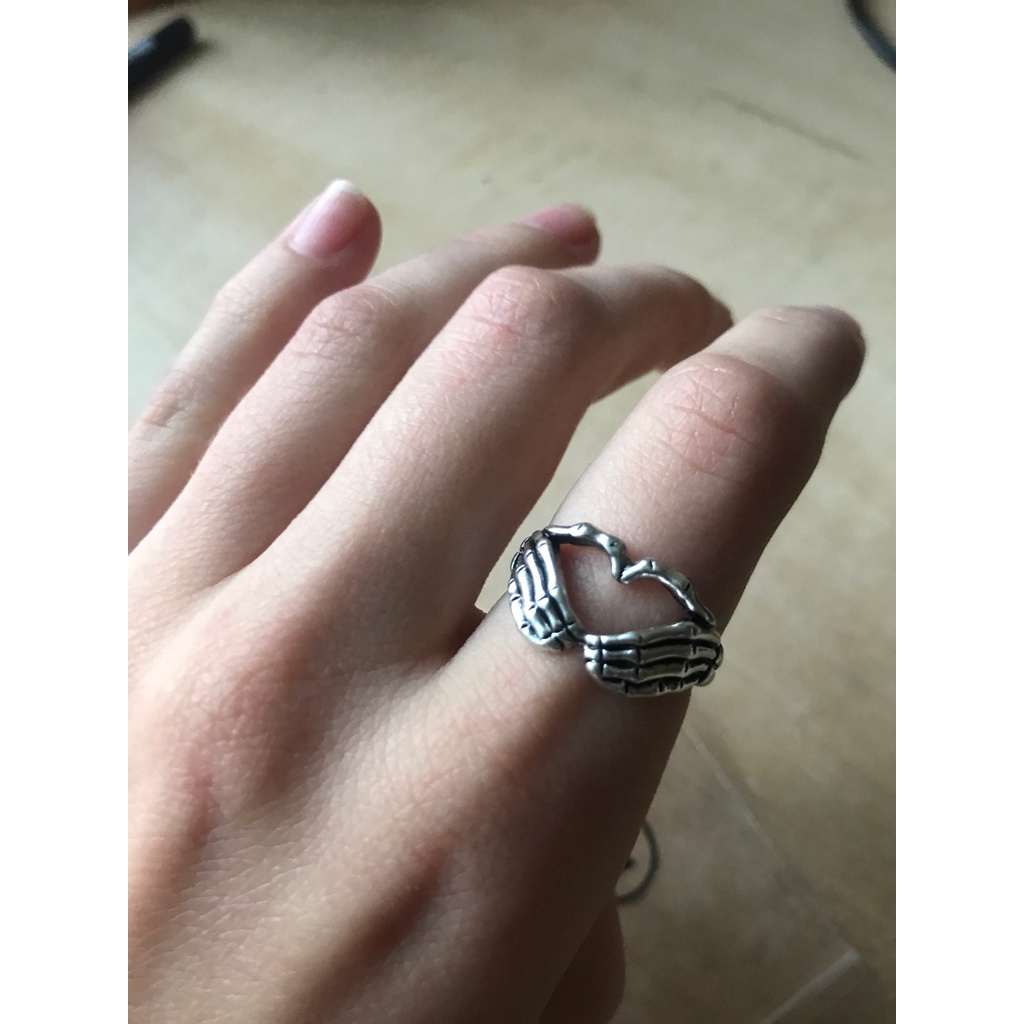 Cincin Bentuk Hati Dan Tangan Tengkorak Bahan Stainless Steel Gaya Punk Hip Hop Untuk Pria Dan Wanita