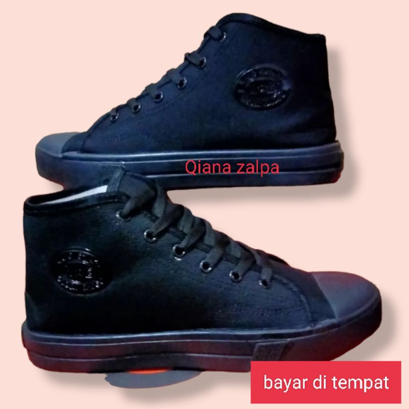 sepatu sekolah terlaris. terbuat dari pabrik. bahan camvas asli