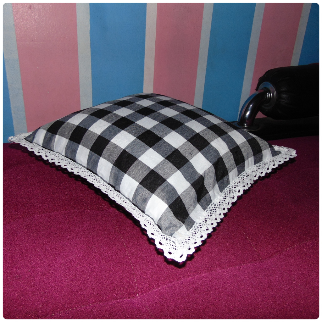 Sarung Bantal Sofa / Sopa RENDA Rajut Motif Kotak-kotak Cantik Estetik Uk 40 x 40 cm Gaya Korea dari Ismi Store