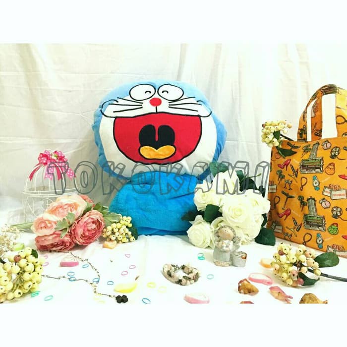 Bonmut Boneka Balmut Bantal Selimut Karakter Doraemon