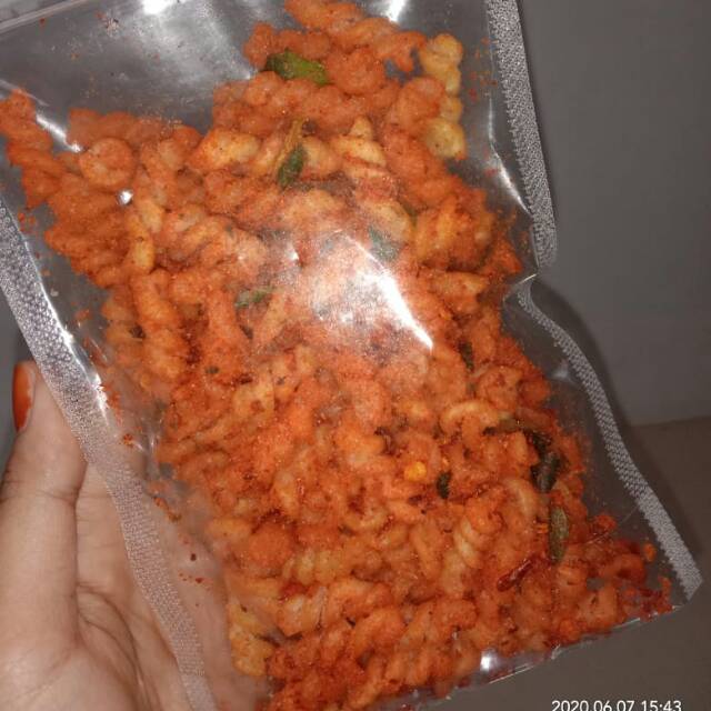 

makaroni _ super kriuk enaknya bikin ketagihan!!!