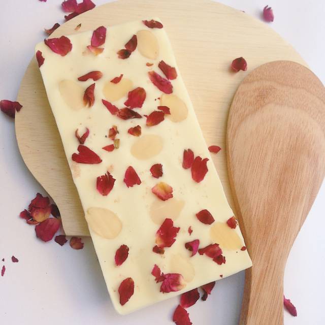 

Rosy season - Rose & Almond chocolate