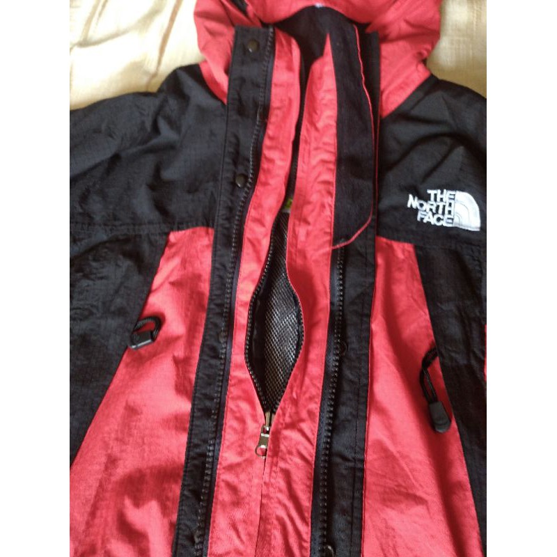 Jeket out dour the north face goretex xcr summit series.