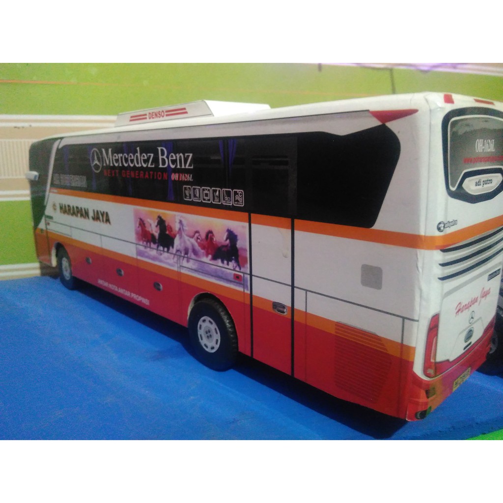 Miniatur bus bis harapan jaya