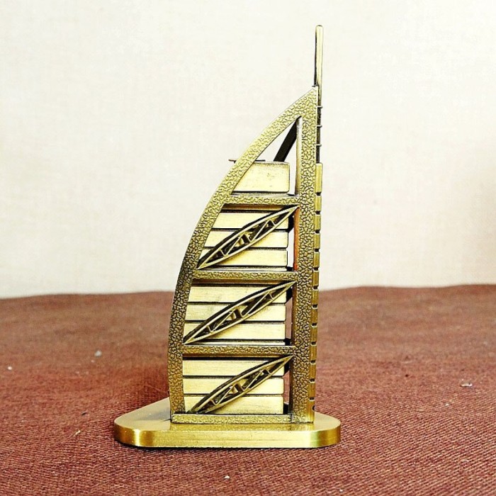 Souvenir Dubai Burj Al Arab Hotel Miniatur Meja 15CM Logam Oleh-Oleh