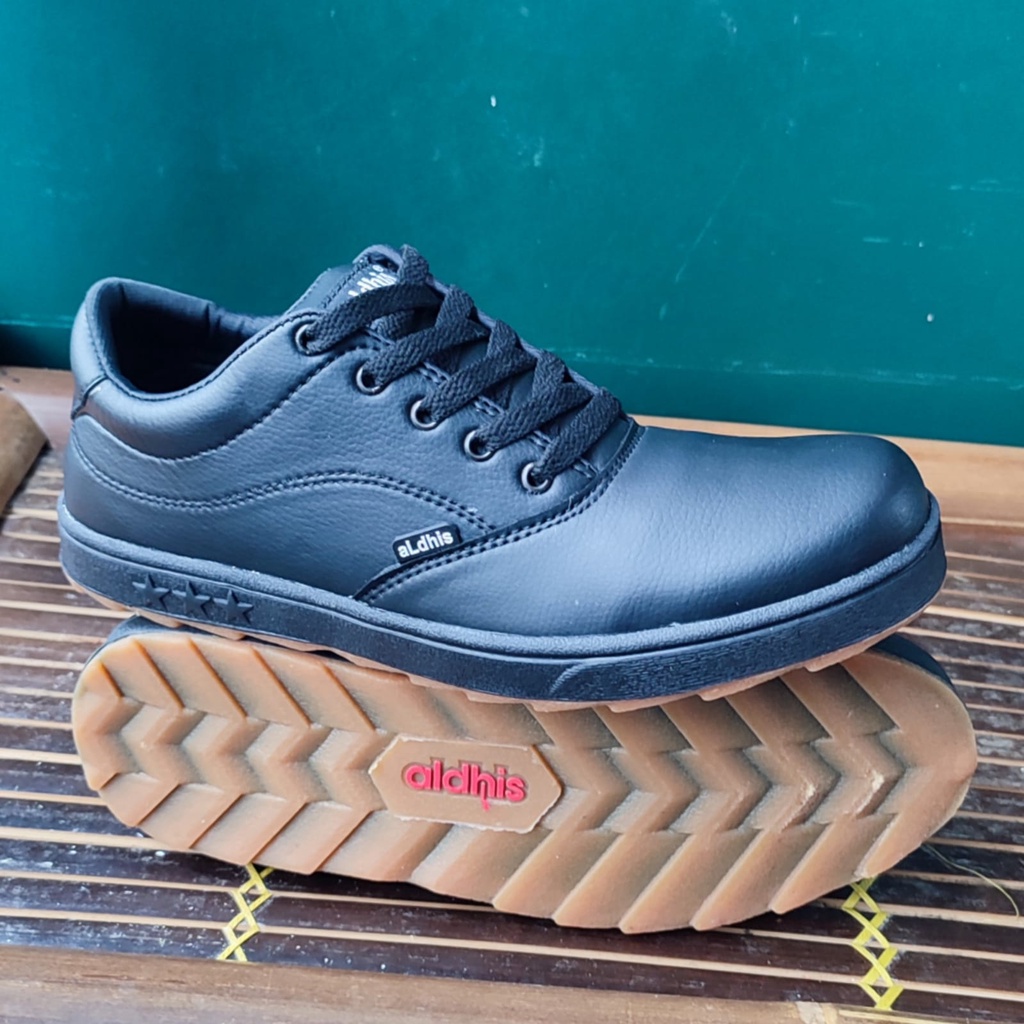 Sepatu Sneakers Pria Aldhis Hitam Polos Buat Sekolah Trekking dan Hiking Sneaker Casual Cowok Dewasa Keren Terbaru