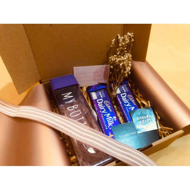 

Hampers Snack box Valentine gift Premium