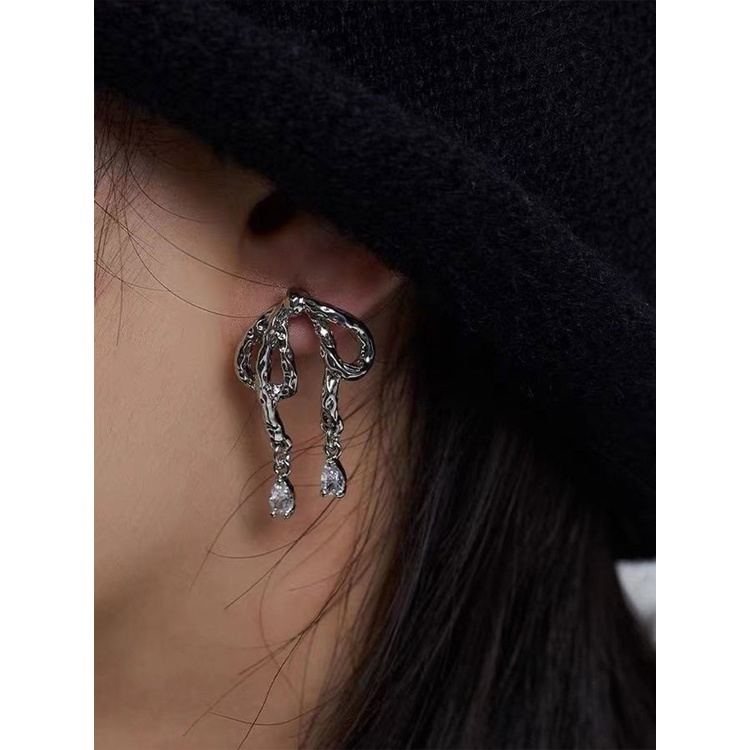 Anting Tusuk Gantung Desain Pita Asimetris Warna Silver Gaya Perancissimplekeren Untuk Wanita