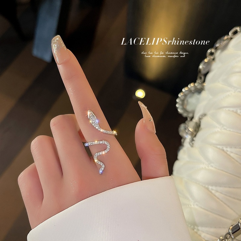 Cincin Model Terbuka Desain Ular Hias Kristal Warna Silver Untuk Wanita