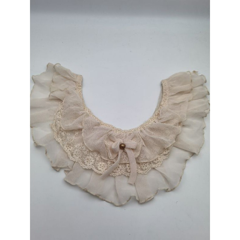 APLIKASI KERAH KOREA CREAM MOTIF VICTORIA KOMBINASI RENDA PER PCS