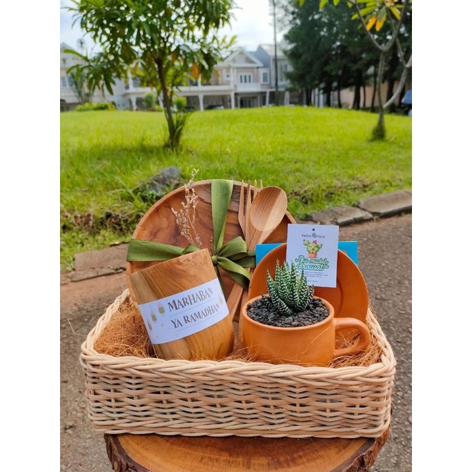 

Hampers lebaran kaktus dan kayu estetik kekininan