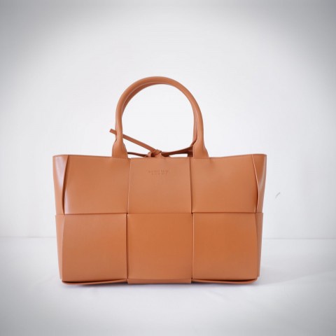 TAS WANITA BV  MEDIUM INTRECIATTO ARCO TOTE BAG
