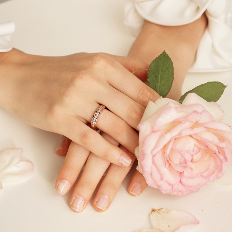 Cincin Titanium Steel Hias Berlian Imitasi Warna Rose Gold untuk Pasangan / Pria / Wanita