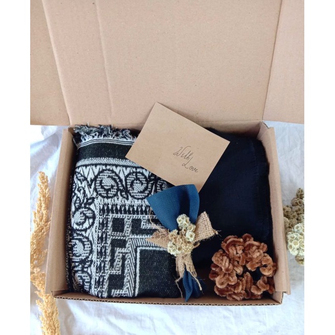 KADO CEWEK SAJADAH + JILBAB SEGI EMPAT HADIAH KADO CEWEK / KADO GURU CEWEK / HAMPERS JILBAB CEWEK
