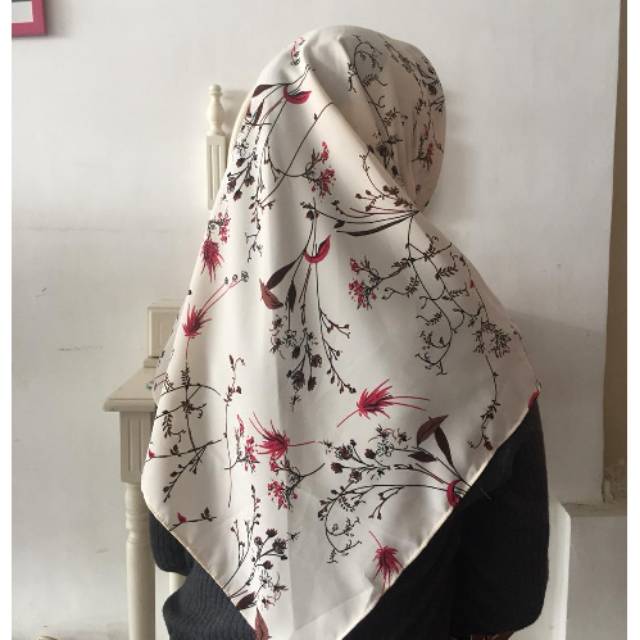 Hijab segitiga instant motif bunga
