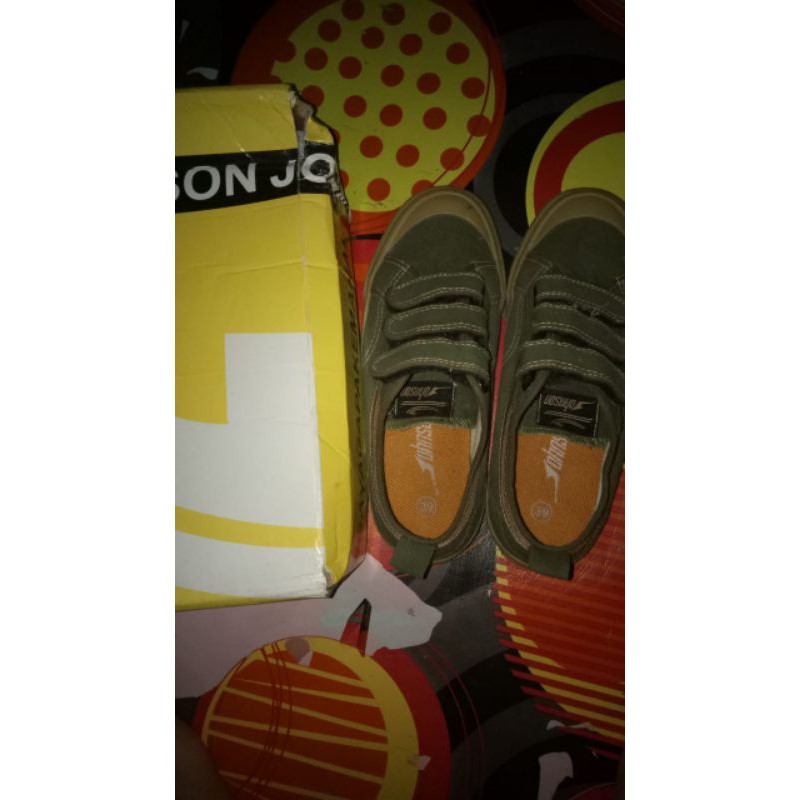 sepatu johnson