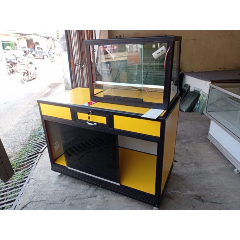 Etalase fried chicken kekinian
