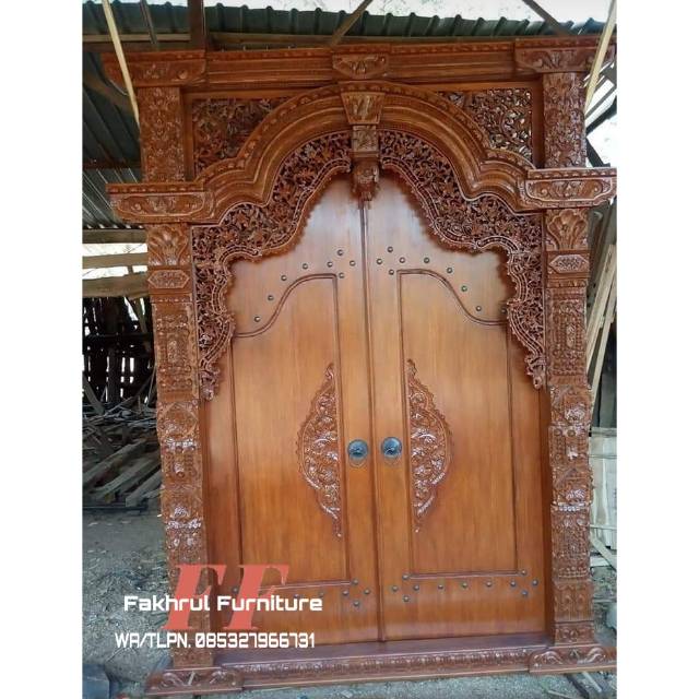 Pintu gapura ukir