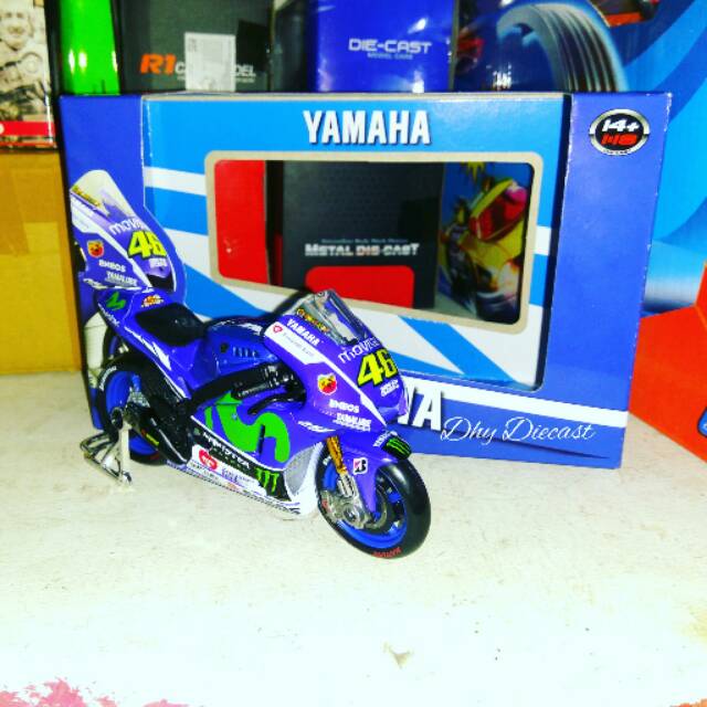 Miniatur motor gp rossi yamaha Movistar 1/18