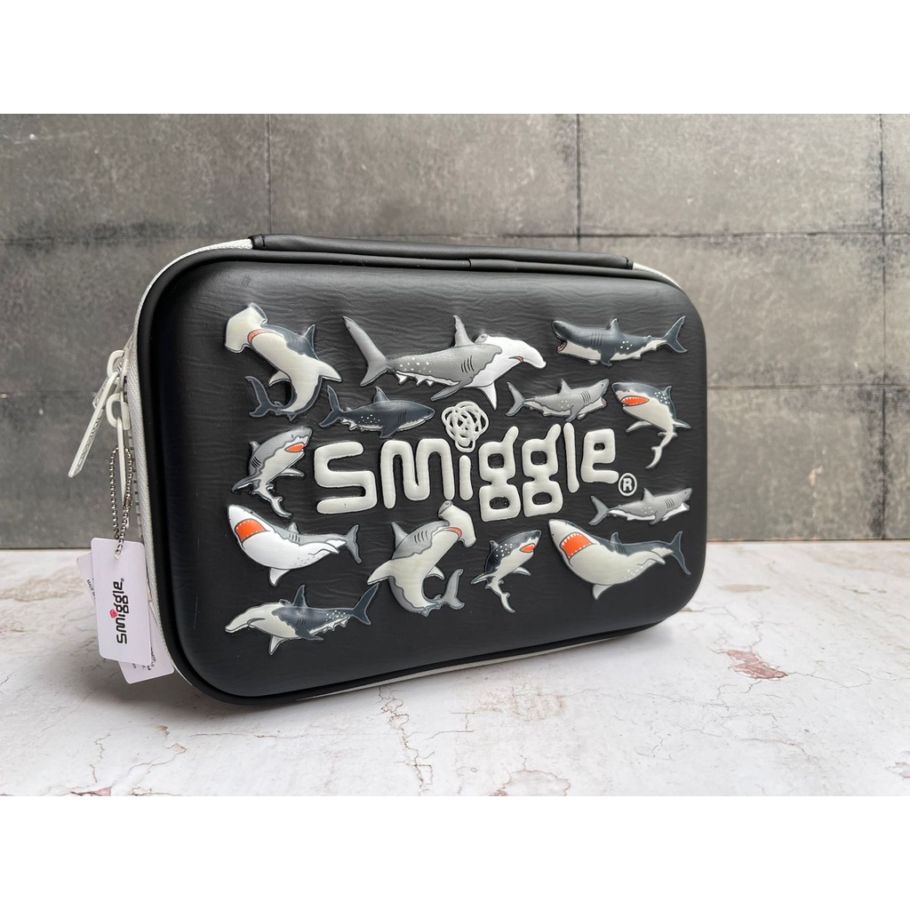

FAST PO SMIGGLE HARDCASE PENSILCASE DRIFT BLACK SHARK - TEMPAT PENSIL SMIGGLE