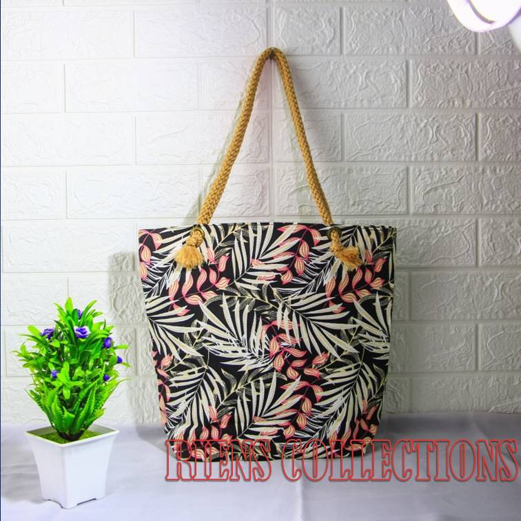 RIENS COLLECTIONS. TOTEBAG TALI KEPANG SUMBU MOTIF FLORAL PALM HITAM