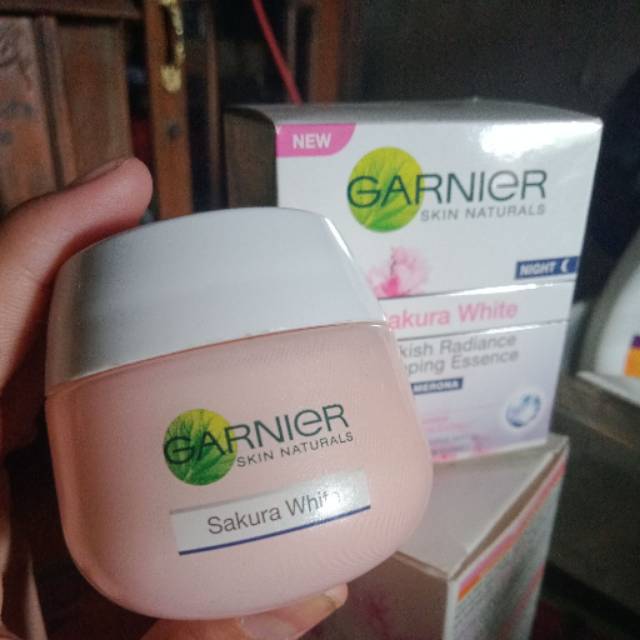 Garnier Sakura white pinkish radiance sleeping essence