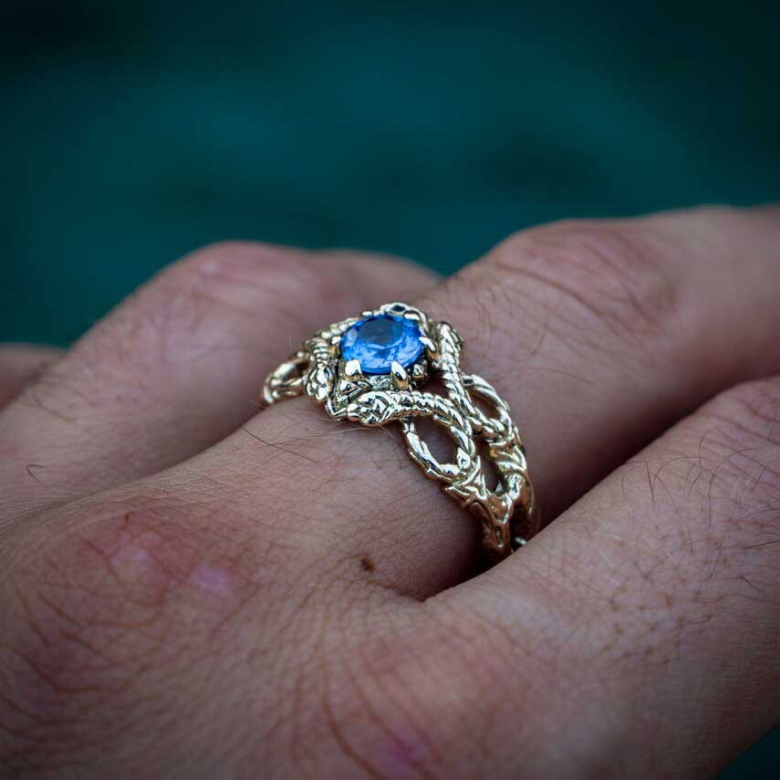 Cincin Titanium Steel Desain Ular Hias Kristal Berlian Imitasi Warna Silveremas Untuk Priawanita