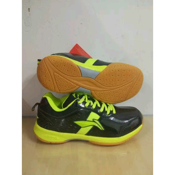SEPATU BADMINTON MERK LINING DIVA