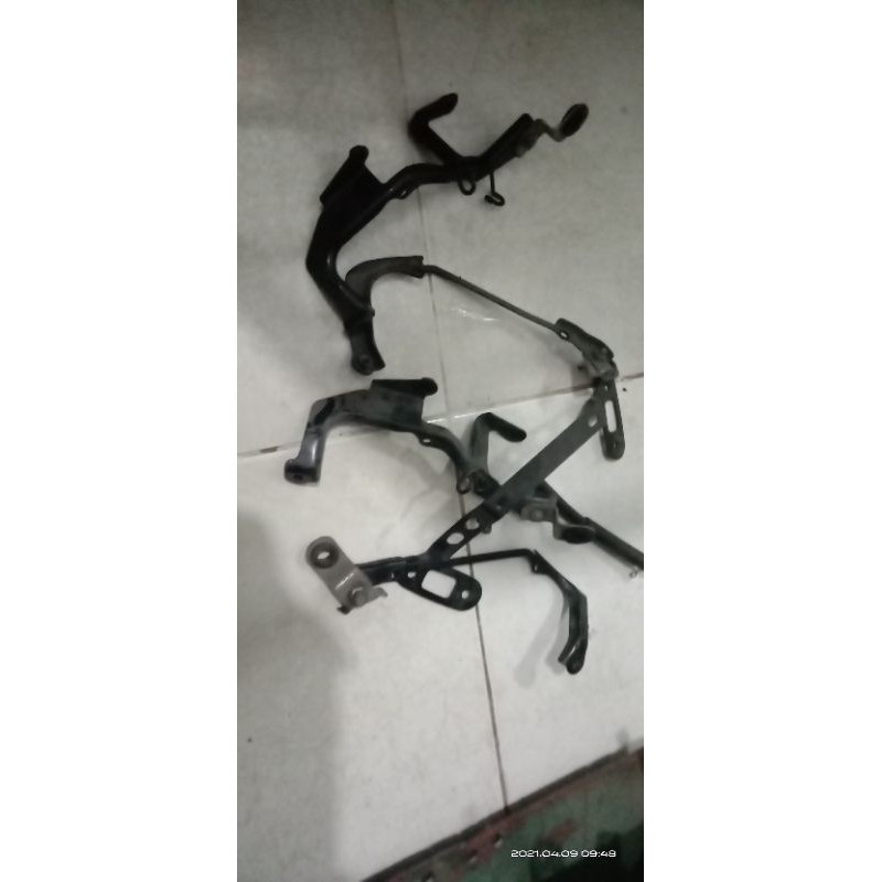 breket under cover mesin r15 v3 vva