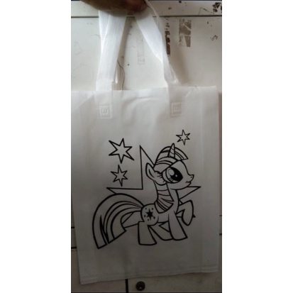 

Tas Goodie Bag Mewarnai uk 30x40 - Tas Spundbond Mewarnai - Tas Kain Mewarnai