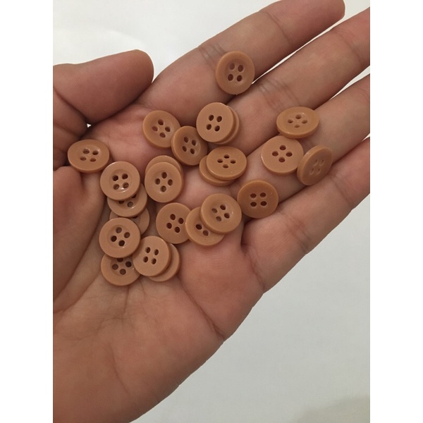 

Kancing Kemeja 11mm 4 Lubang Per Lusin Coklat Pramuka