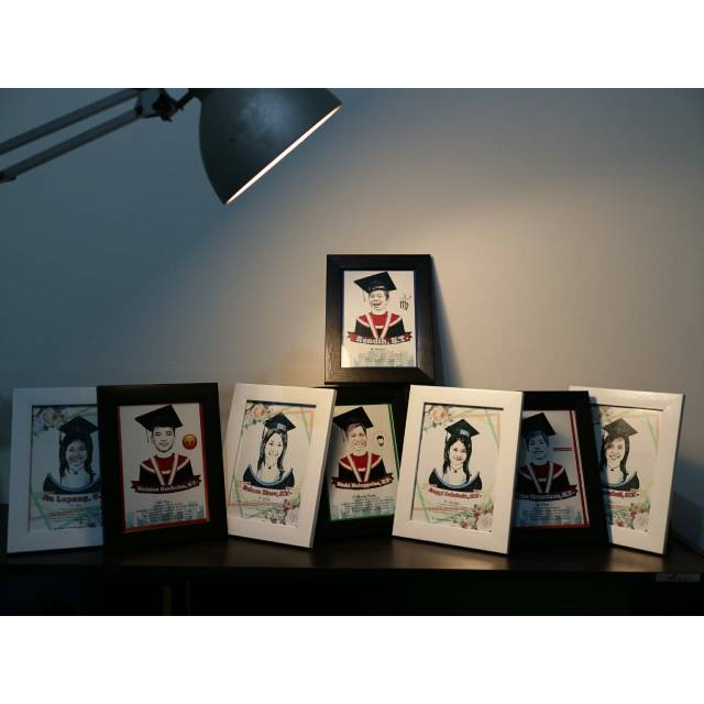 Hadiah Wisuda Foto Karikatur + Bingkai
