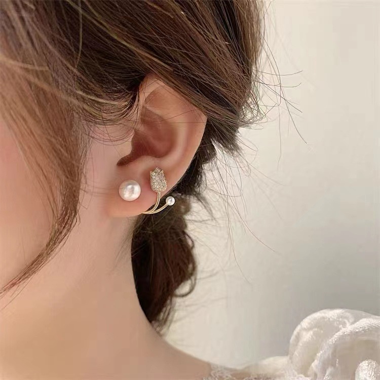Anting Stud Bentuk Tulip Aksen Kristal Mutiara Warna Emas Untuk Wanita