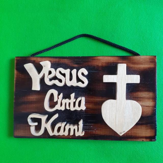 Hiasan dinding kayu timbul Yesus Cinta kami