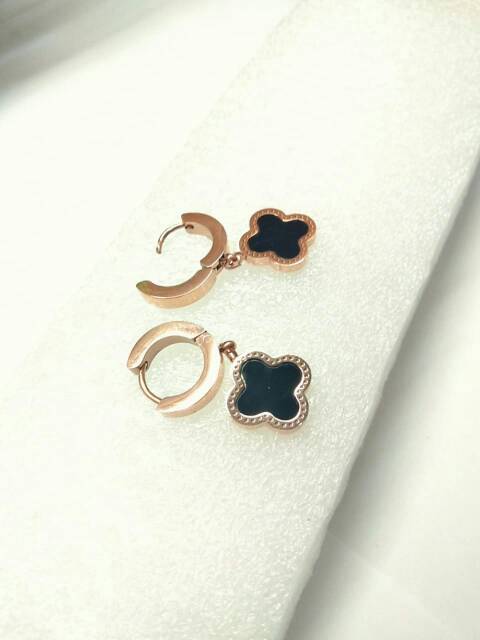 Anting wanita lv / anting titanium wanita / anting anti karat / anting titanium model Lv