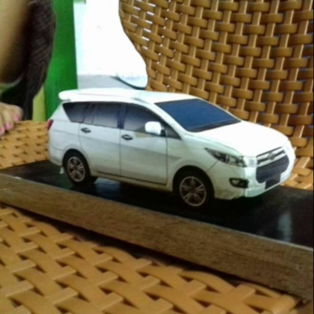 Papercraft miniatur Toyota Innova reborn