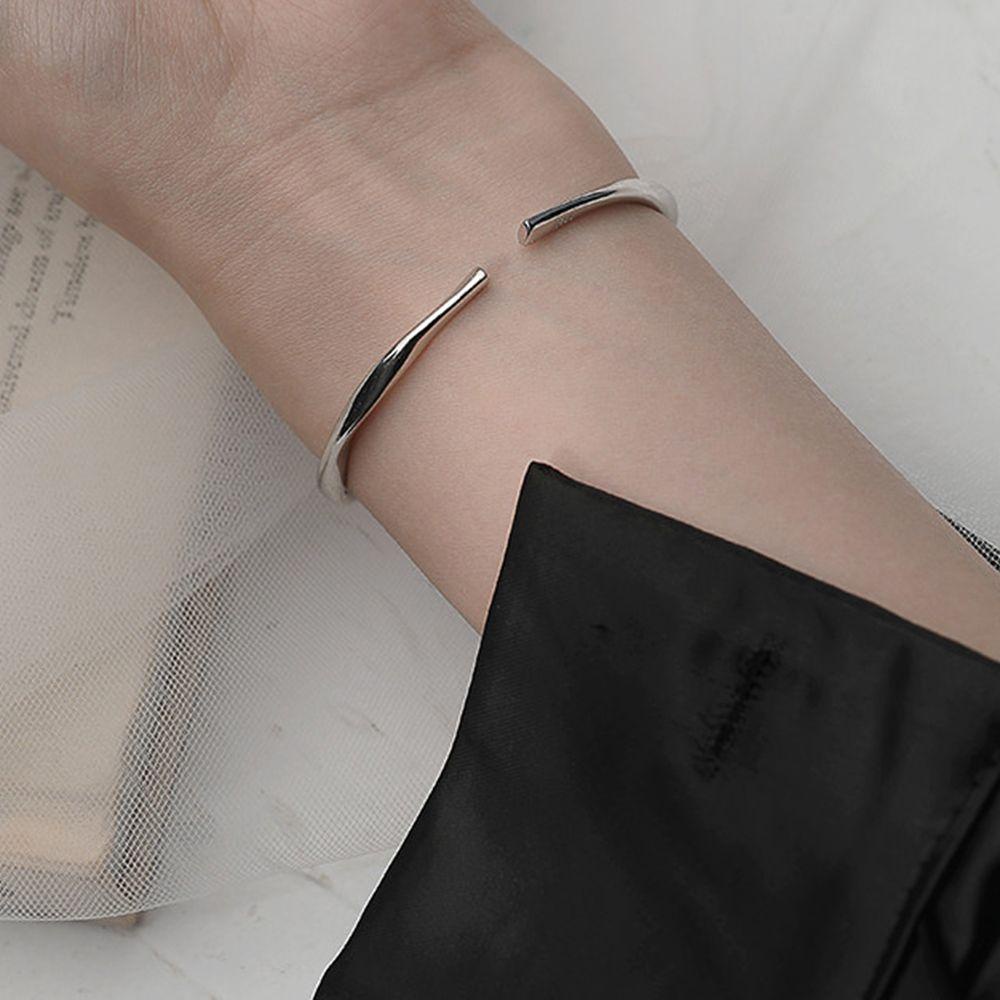 Gelang Bangles Desain Cincin Mobius Gaya Elegan Unik Untuk Wanita