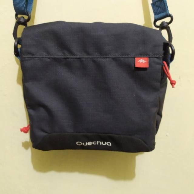 tas kecil- slingbag kecil Quechua
kondsi second bagus