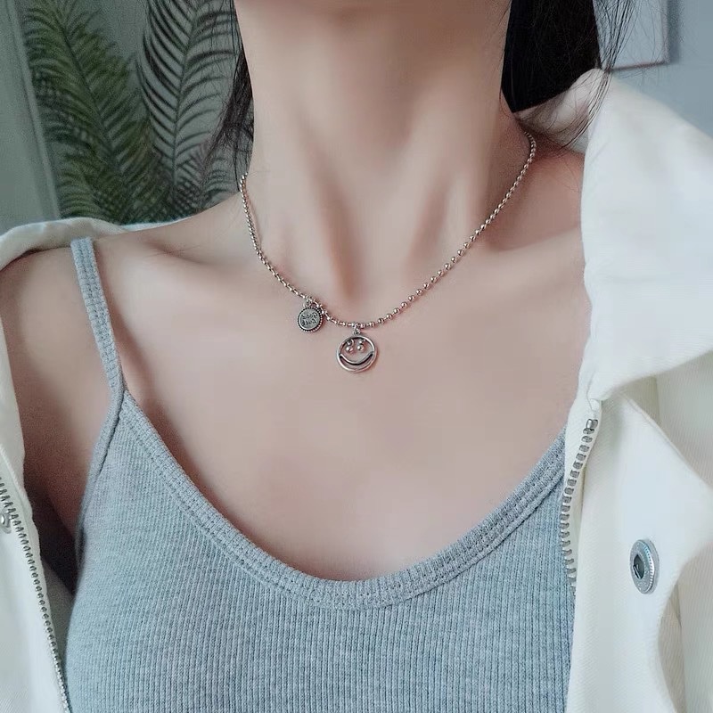 Jepang dan Korea gaya melubangi smiley kalung wanita's ins gaya retro abjad putaran hip hop kalung a