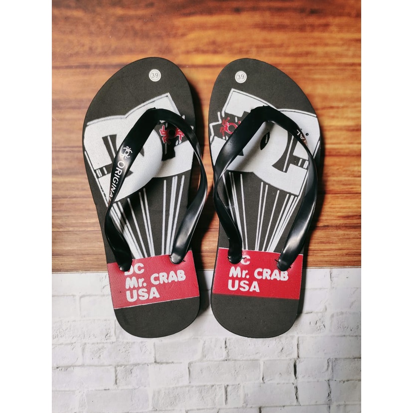 Sandal jepit pria motif DC