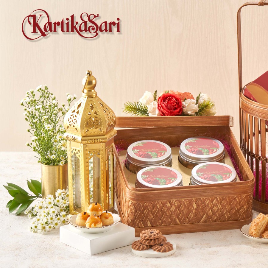 

Paket Hadiah Kartika Sari Gift Box Lebaran - Box 2 isi : Ararut Glass Jar, Butter Spirtz Glass Jar, Kaastengel Glass Jar, Naastart Glass Jar