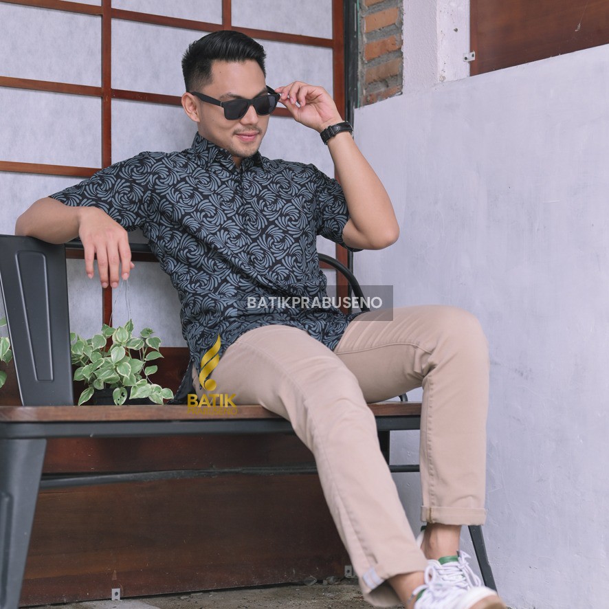 Batik Prabuseno - GUNAWAN  Kemeja Batik Pria Lengan Pendek Reguler