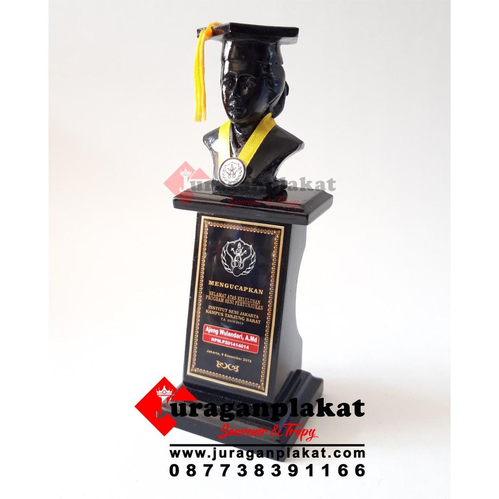 PLAKAT PATUNG WISUDA BAHAN KAYU DAN RESIN 3