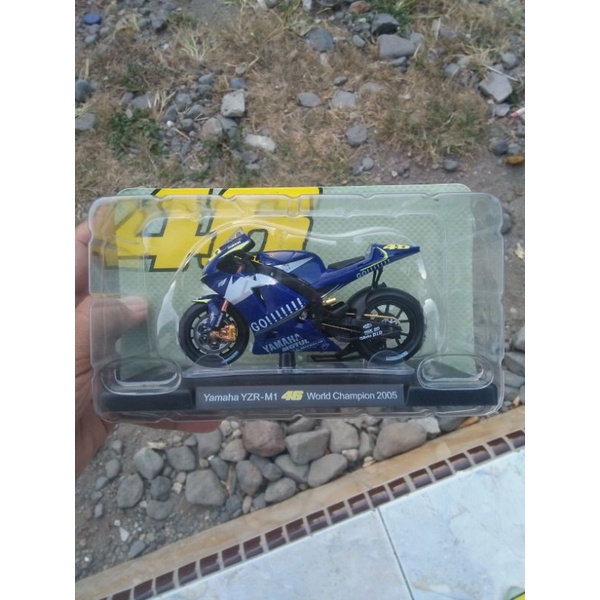 Miniatur Diecast Yamaha YZR-M1 Rossi world champion 2005