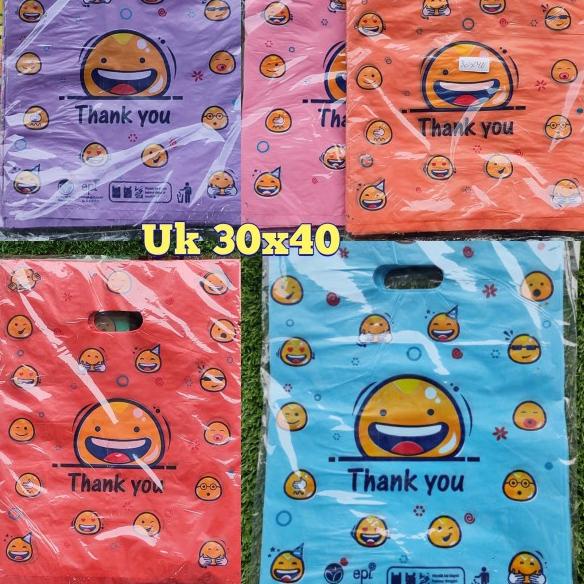 

Kantong Plastik Pond Oval Motif Smile / 30x40