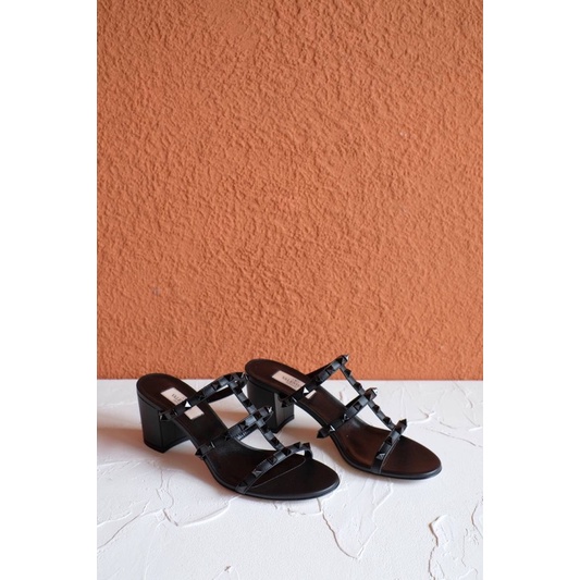 sepatu Valentino Rockstud Chunky Sandal Heels in All Black