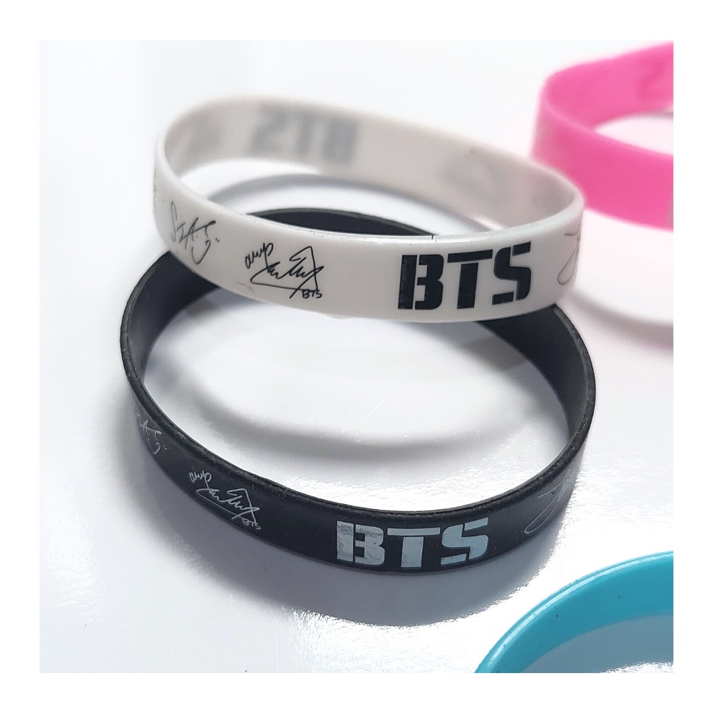 GELANG BTS KARET TANGAN TANDA TANGAN WARNA WARNI ITEM READY STOCK !!