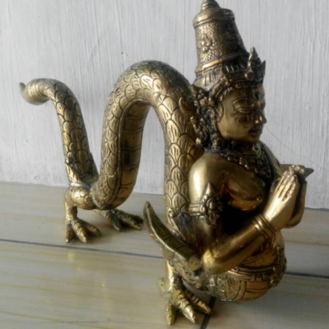 Patung nyi blorong kuningan