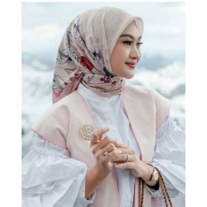 The Nada Voal Reguler Square Fis Buttonscarves