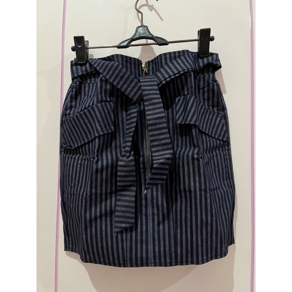 rok wanita garis-garis